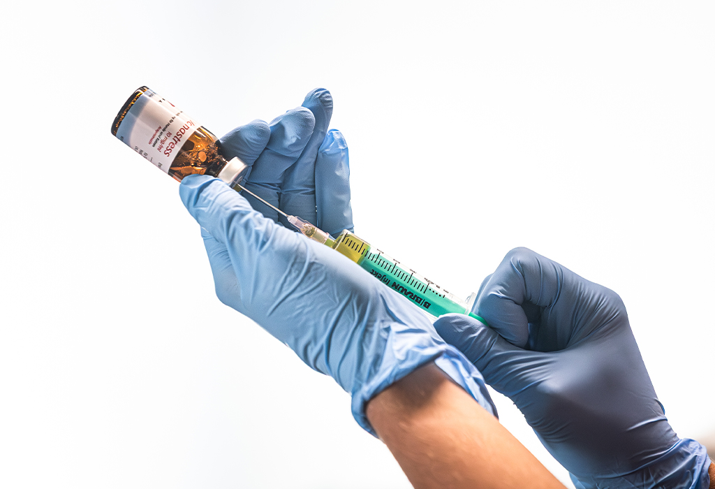 Spritze für Pferd in der Pferdeklinik Kottingbrunn Tierarzt bereitet Spritze für Pferd in Pferdeklinik Kottingbrunn vor